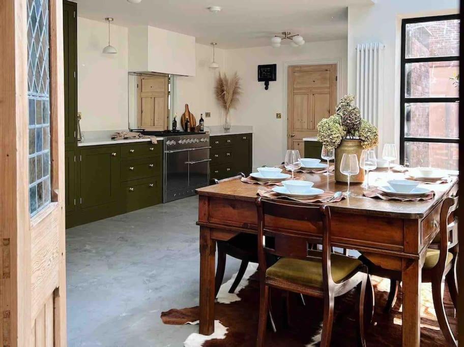 Luxury City Centre Townhouse - Sleeps 6 Chester Eksteriør bilde